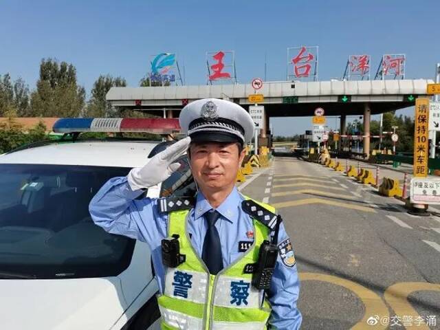 青岛交警大V李涌因公殉职 10月1日还曾发“我为祖国站岗”微博