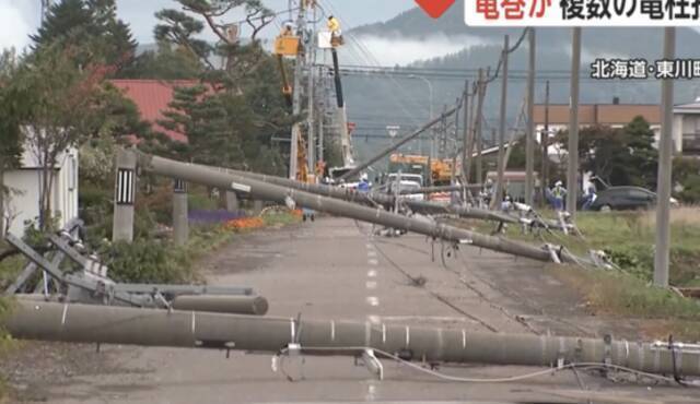 记者在现场可以看到不少被吹倒的电线杆横卧马路上
