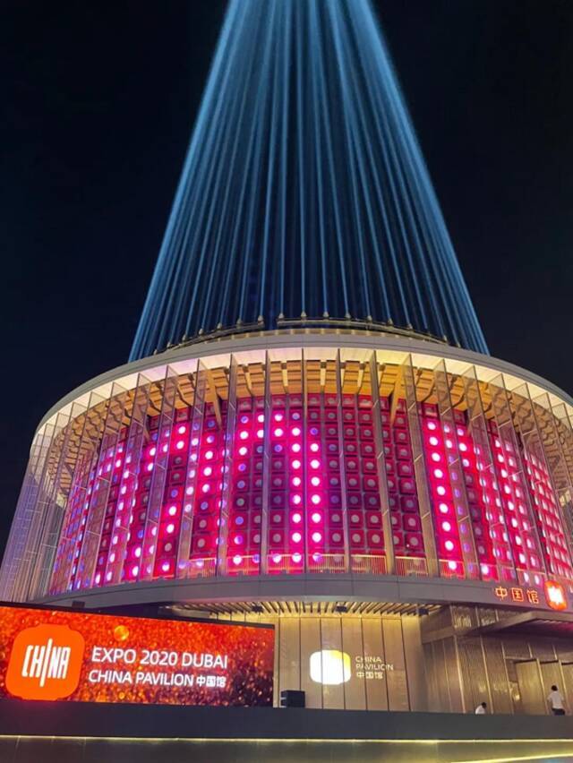 图为10月1日迪拜世博会中国馆夜间灯光秀。新华社记者闫婧摄