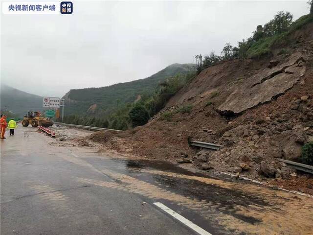 持续降雨致山西多段高速公路出现边坡塌方 当地实施交通管制