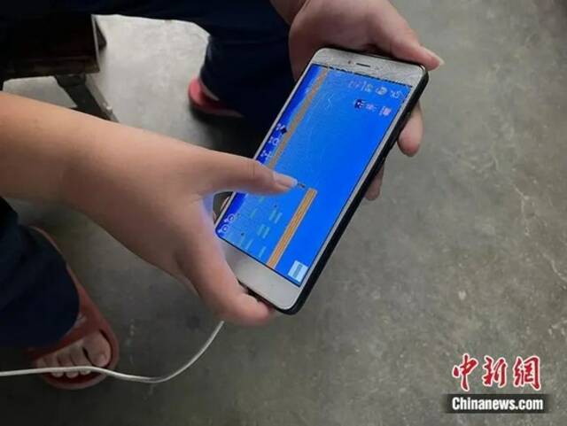 一些孩子们在“十一”假期中玩游戏。中新网记者吴涛摄