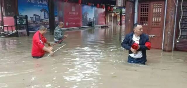 连续三日发布暴雨蓝色预警 四川新一轮降雨中紧急避险转移8953人