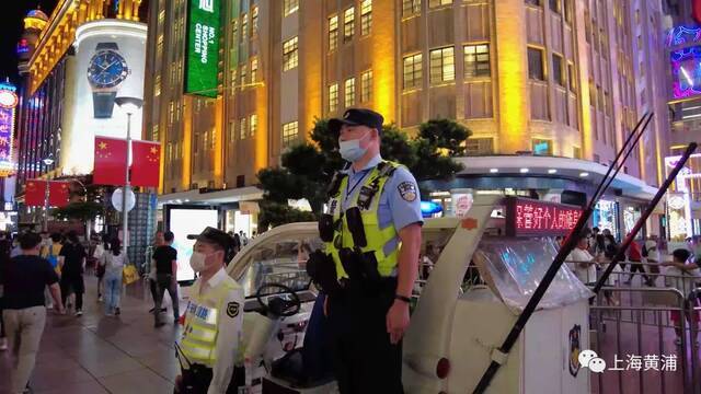 应对大客流，警方在上海南京路步行街首设50厘米高瞭望台