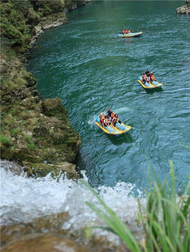 10月3日，游人在湖南省张家界市茅岩河风景区体验水上漂流项目。新华社发（吴勇兵摄）