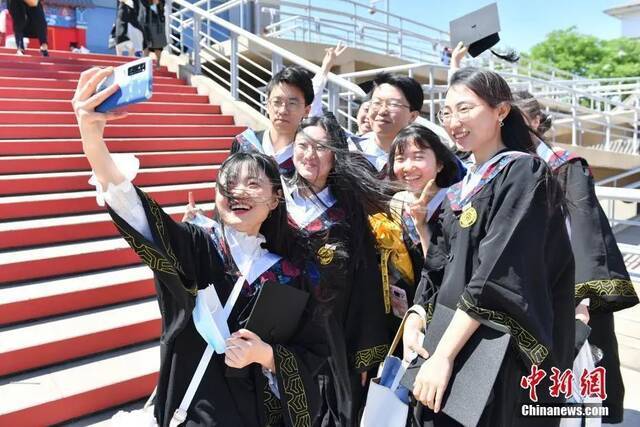 资料图：2021的青年节，北京大学在邱德拔体育馆为2020届毕业生补办学位授予仪式。中新社记者田雨昊摄