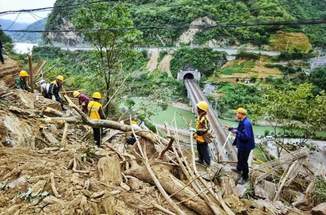 西安铁路局加开97趟列车 受持续降雨影响部分旅客列车停运