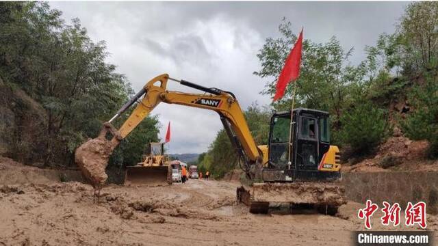 甘肃灵台强降雨引发滑坡泥石流 60多处路段塌方