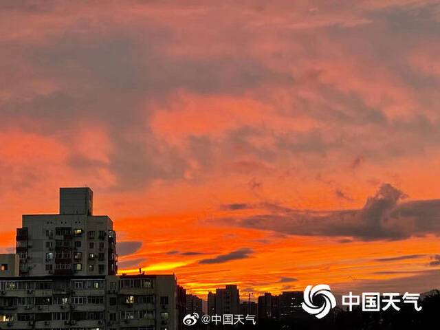 北京连日阴雨天气将结束，天边出现橙粉晚霞