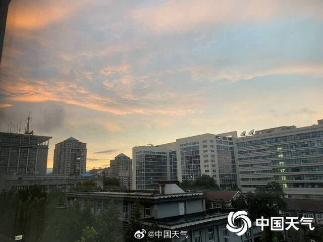 北京连日阴雨天气将结束，天边出现橙粉晚霞