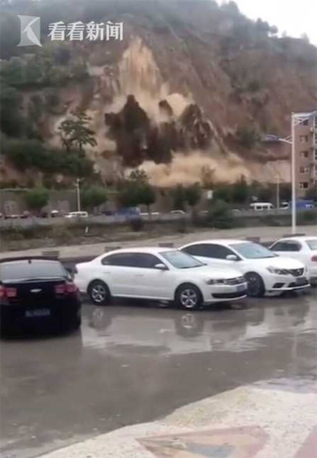 视频｜山西蒲县山体滑坡大量黄土倾泻而下 多辆车被埋
