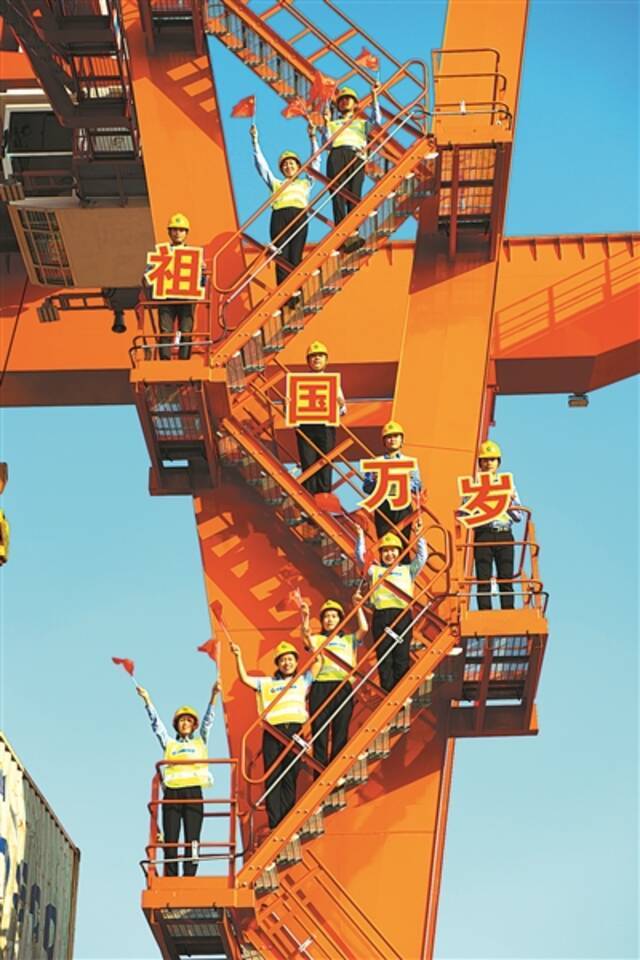 国庆期间，贵港码头工人开展“与国同庆”系列主题活动。张学/摄