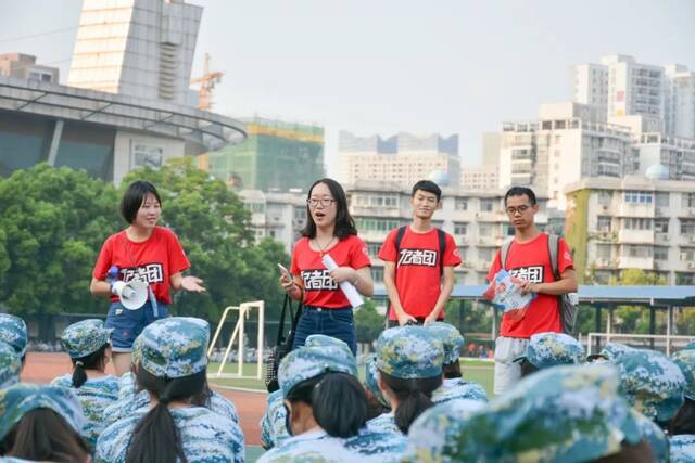 △乔雨琪（前排左二）在军训现场宣传