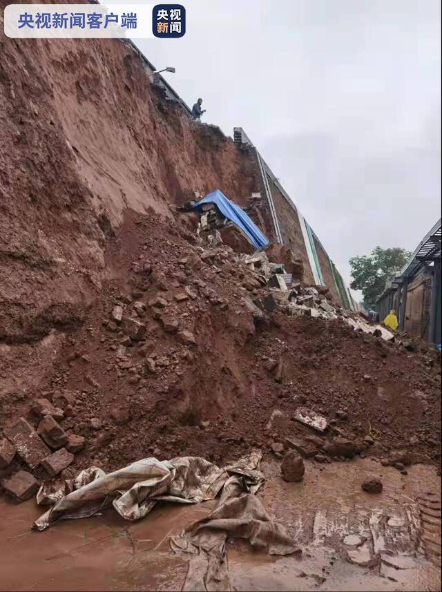 受强降雨影响 山西平遥古城一内墙局部坍塌