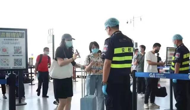 进入航站楼需主动配合防疫检查。重庆机场集团供图