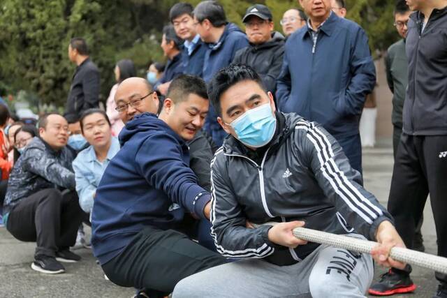 “一，二！加油！”教职工拔河比赛场面火爆