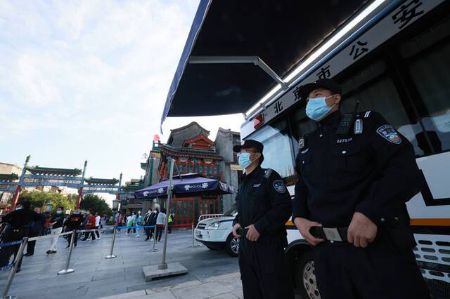 北京东城公安守护疫情来最忙碌的前门大街