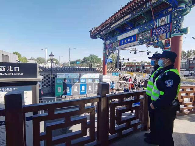 北京东城警方多措并举应对南锣鼓巷大客流