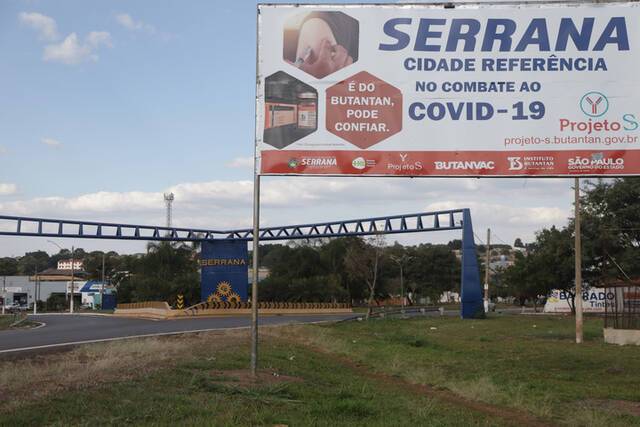 这是5月10日拍摄的巴西塞拉纳市城市入口处的广告牌，上面写着这里是巴西的“抗击新冠疫情模范城市”。新华社发（拉赫尔·帕特拉索摄）