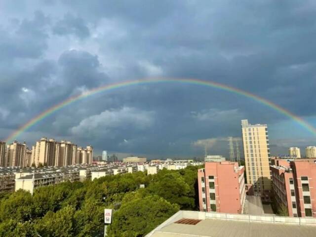 上海天空今天出现的美丽彩虹，你拍到了吗？