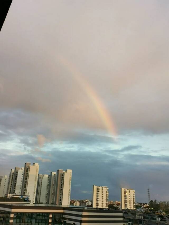 上海天空今天出现的美丽彩虹，你拍到了吗？