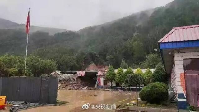 铁轨悬空、城墙坍塌、山体滑坡……山西多地暴雨成灾 已致人员伤亡