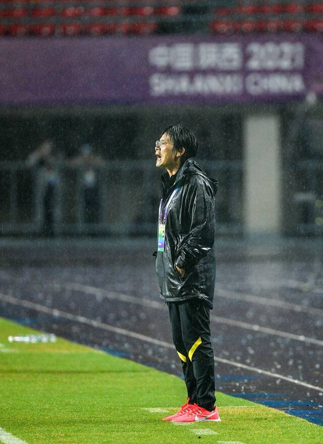 水庆霞指导在大雨中执教中国女足全运联合队，却无缘最终中国女足主帅竞聘。