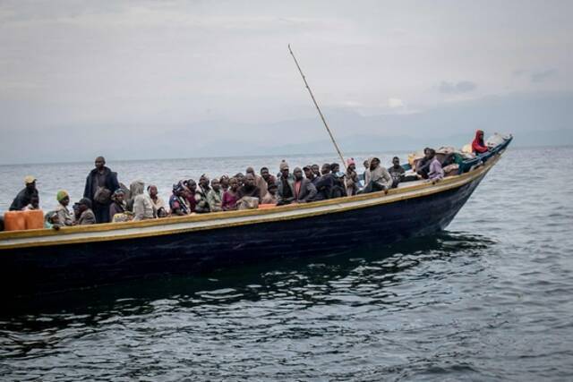 资料图：刚果（金）民众乘船出行