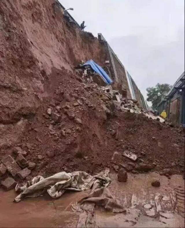 ▲10月5日，受强降雨气象影响，平遥古城墙的第84号内墙发生局部坍塌，坍塌长度约25米，目前未造成人员伤亡。图/央视新闻截图