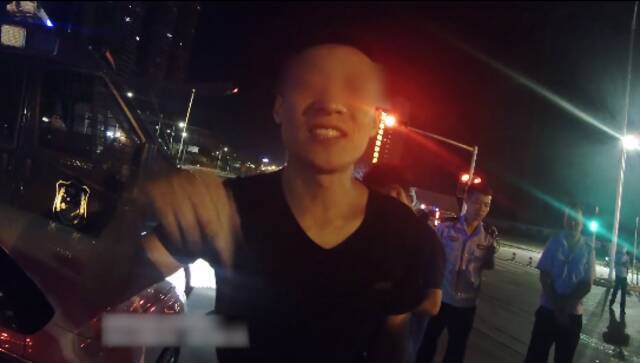 嫌疑人李某要求民警一定要拍到自己（视频截图）