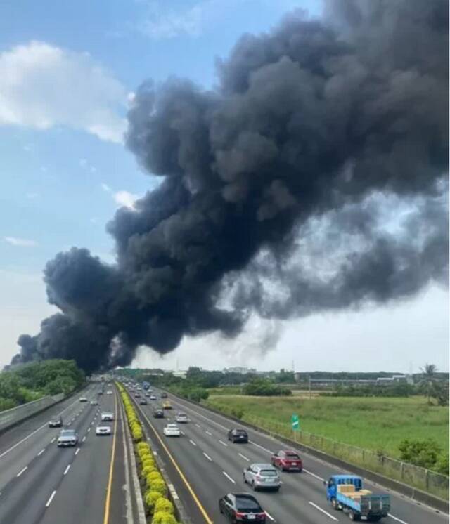 高雄市路竹区太平路一家工厂下午发生火警，浓烟在公路上都能看得一清二楚。图自台湾“联合新闻网”