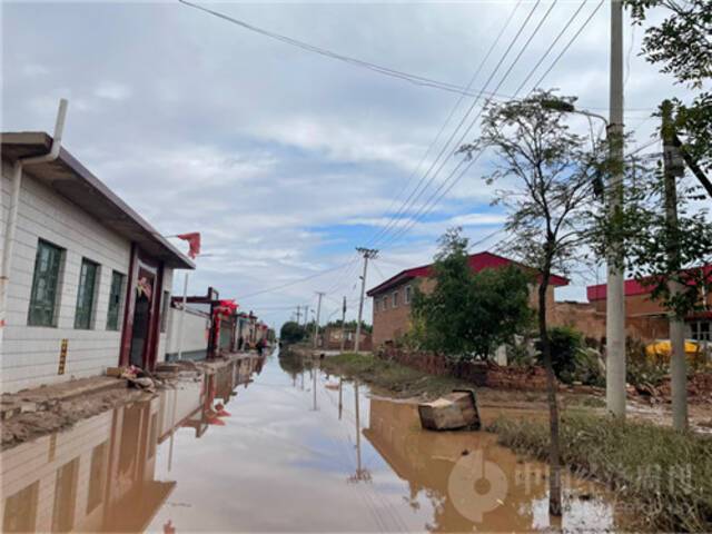 山西水灾现场：住房地基塌陷 牲畜死伤惨重 村中停水停电