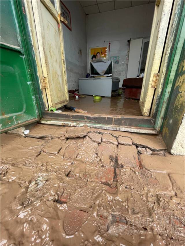 山西水灾现场：住房地基塌陷 牲畜死伤惨重 村中停水停电