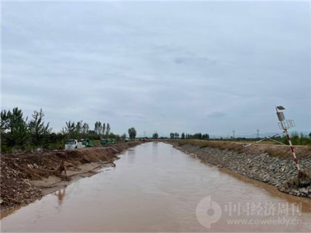 山西水灾现场：住房地基塌陷 牲畜死伤惨重 村中停水停电