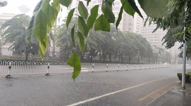 海南将暴雨III级预警降为暴雨IV级预警 继续发布台风III级预警