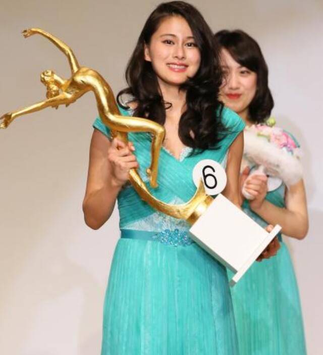 26岁“日本小姐”冠军被曝要参选国会议员，“选举还是选美”？