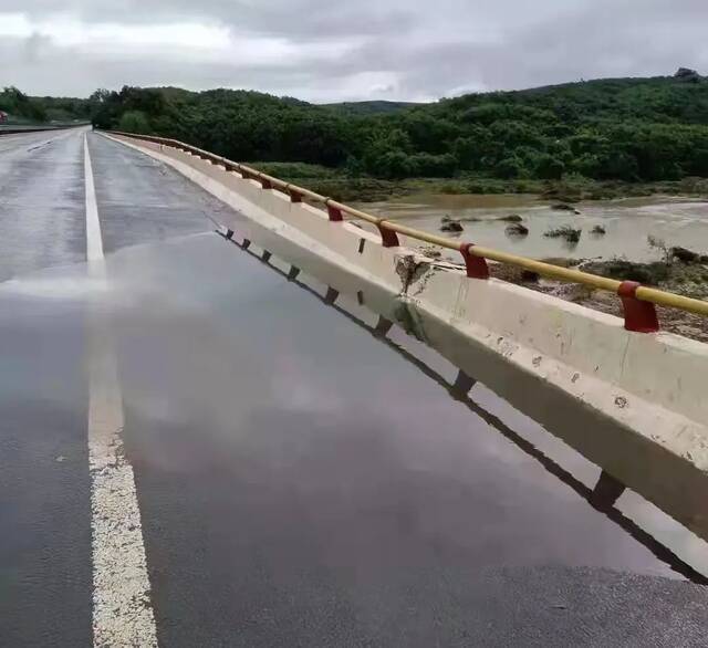 海南环岛高速珠碧江大桥桥面出现沉陷险情 已采取交通管制