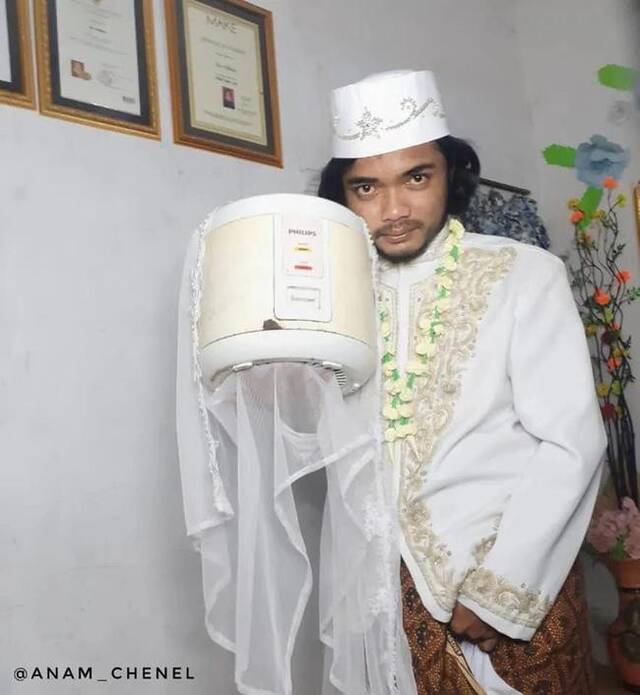 印尼小伙宣布与电饭煲结婚：她肤白听话会做饭