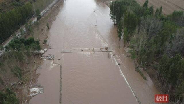 洪灾和寒潮袭扰下的山西县城：多座桥遭冲毁物资运输难，救援人员冻得腿抽筋