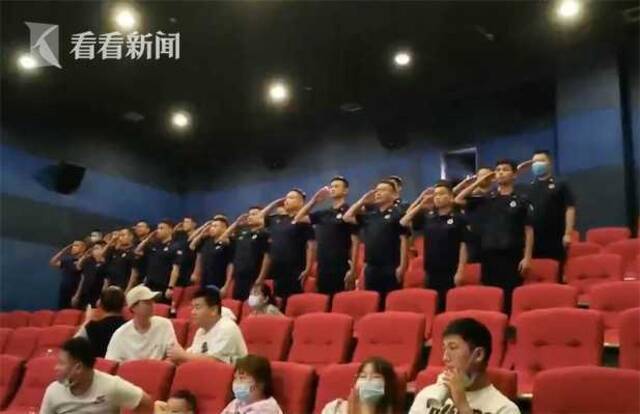 视频｜观影《长津湖》后 消防员们起立敬礼致敬英雄