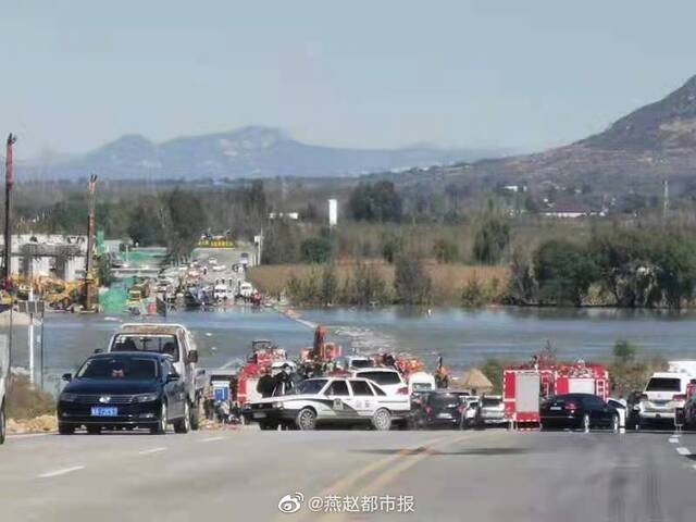 河北平山县一载51人通勤班车坠河已救出38人 肇事司机被控制