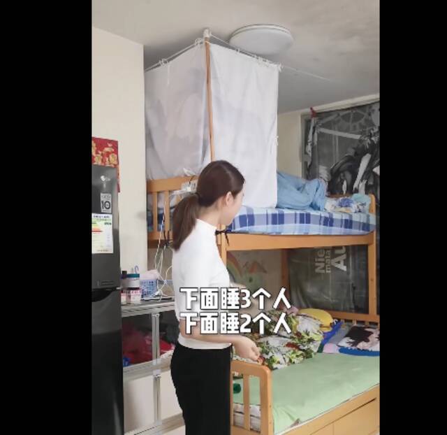 B站up主“香港姑娘Cherry”展示的香港公租房 1间房5人住，没有个人隐私