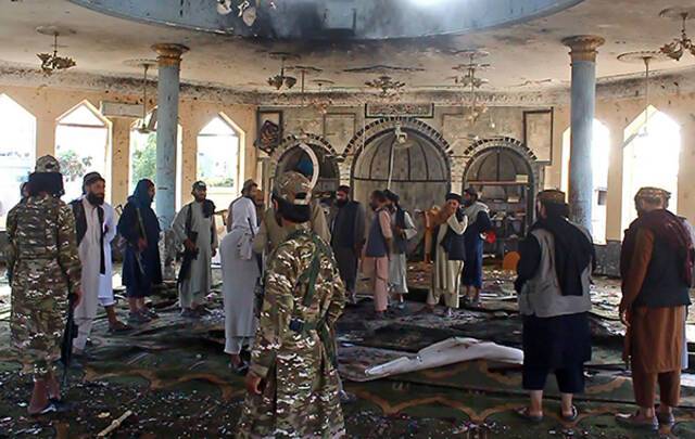 10月8日，阿富汗昆都士一座清真寺发生自杀式炸弹袭击事件，造成数十人死亡。本文图片人民视觉