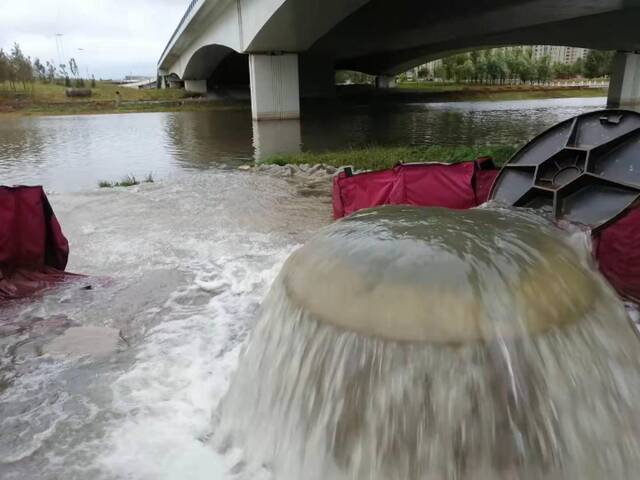 2021年9月21日督察组现场督察发现，雨天南四环桥下大量生活污水和雨水混合，从污水井等溢流进入河道。督察组提供