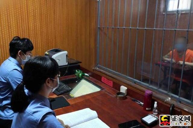 承办检察官提审犯罪嫌疑人倪利忠,了解案件细节。