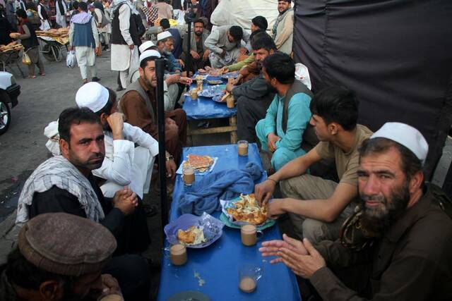 9月15日，阿富汗民众在喀布尔街头吃早餐。新华社发（塞夫拉赫曼·萨菲摄）