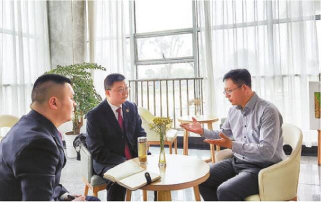 姜希猛(右一)与检察官深入交流公益诉讼检察工作