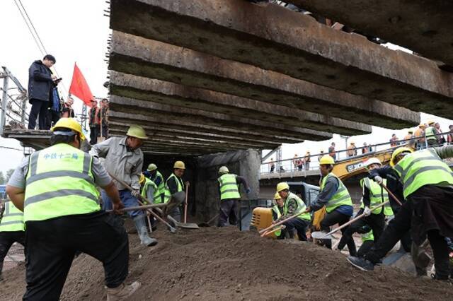 中国铁建紧急驰援！南同蒲铁路上行线恢复通车