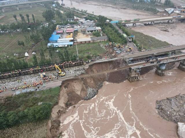 中国铁建紧急驰援！南同蒲铁路上行线恢复通车