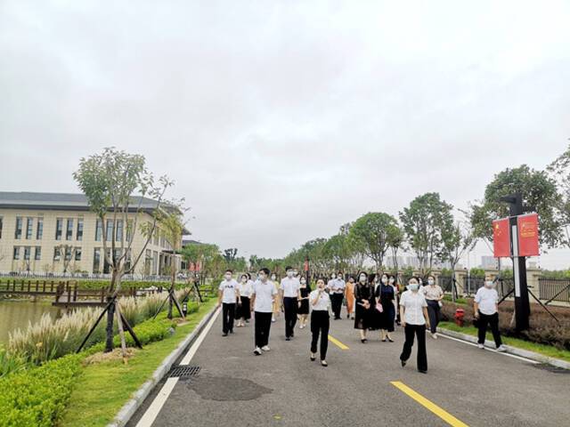 干部家属们参观黄冈市反腐倡廉教育基地