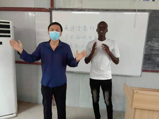 李量在教室为学生教授中文歌。（受访者供图）